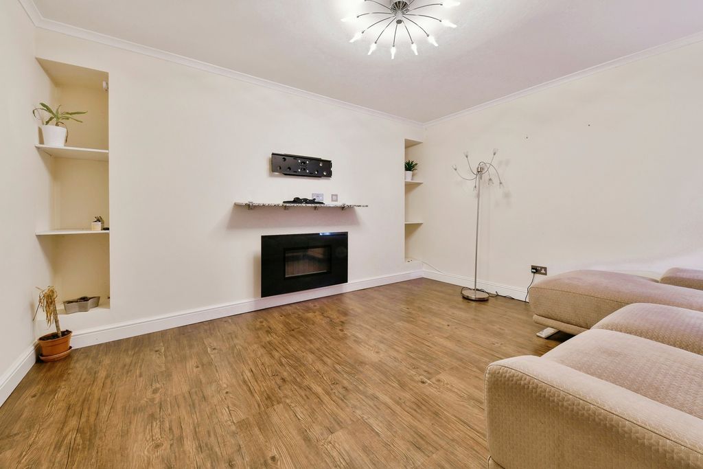 Property photo 3 of 18 Lounge