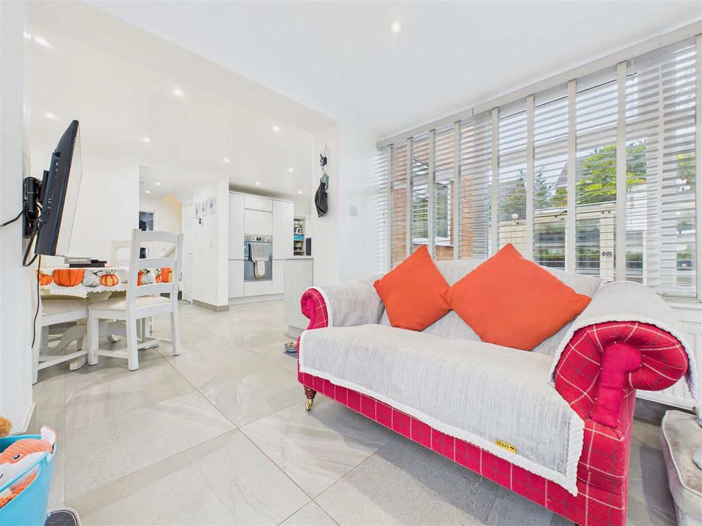 Property photo 3 of 17 Cam02453G0-Pr0210-Still010.Jpg