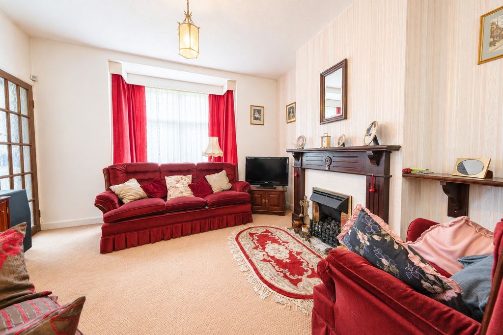 Property photo 2 of 20 Lounge X1