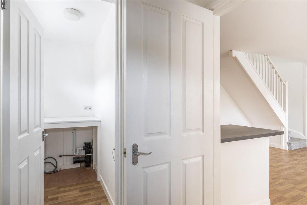 Property photo 2 of 19 Entrance Hall