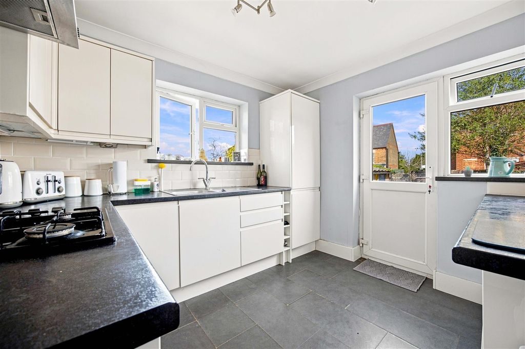 Property photo 3 of 10 Kitchen