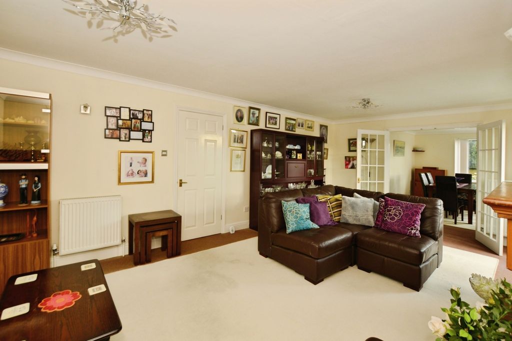 Property photo 2 of 17 Lounge