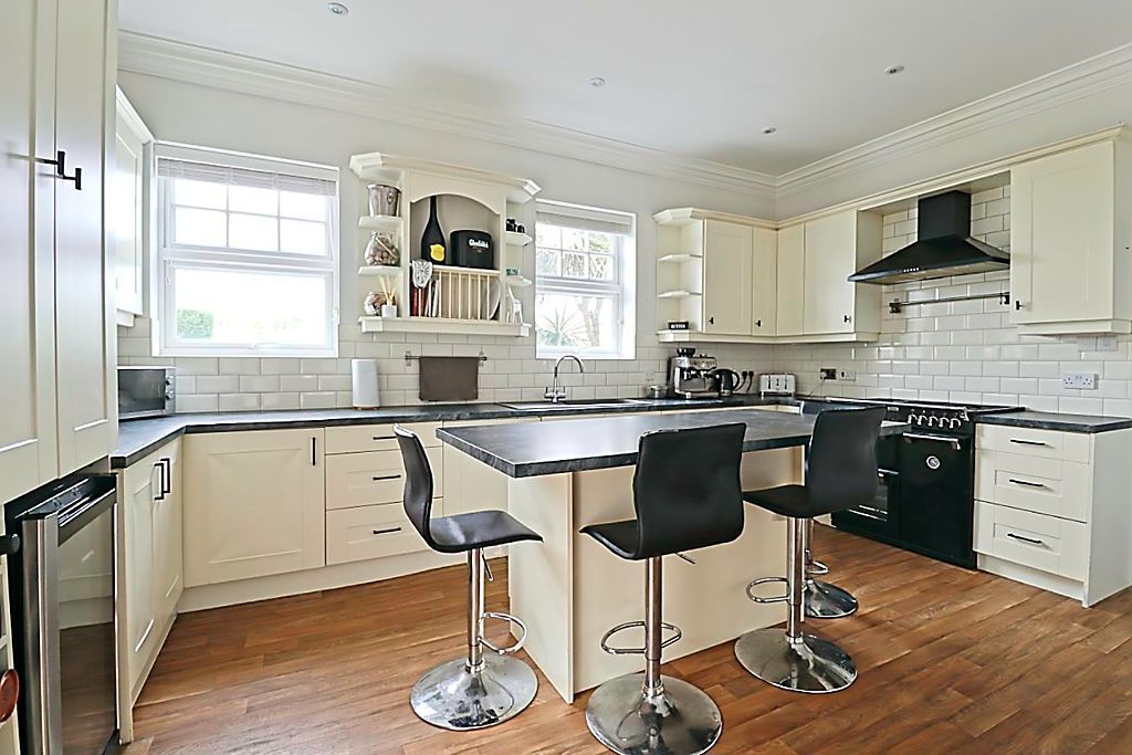 Property photo 2 of 34 Kitchen / Breakfast Room