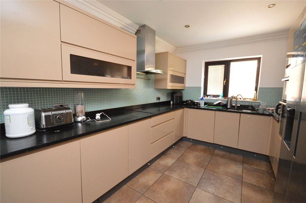 Property photo 2 of 15 Picture No. 11