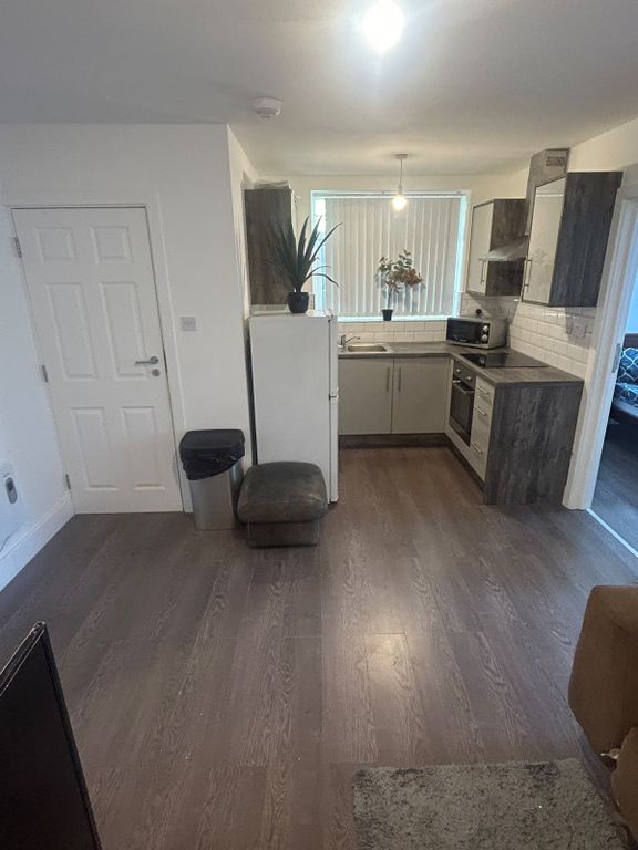 Property photo 1 of 9 3-Bedroom Spacious Flat With Private Garden – Summerhill Road, N15