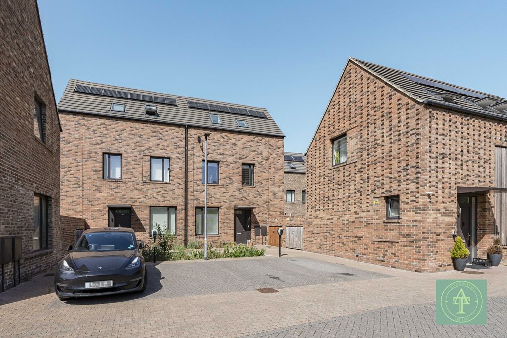 Property photo 1 of 26 Three Bedroom Semi Detached For Sale