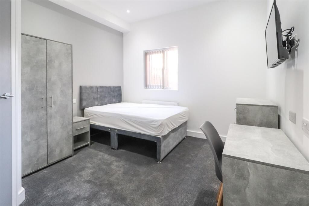 Property photo 1 of 7 Bright, Neatly Presented Double Bedroom With Conte...