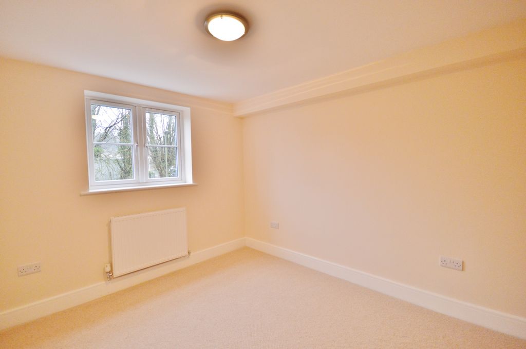 Property photo 3 of 7 Bed 1