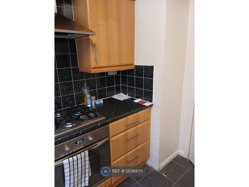 Property photo 3 of 12 Kitchen