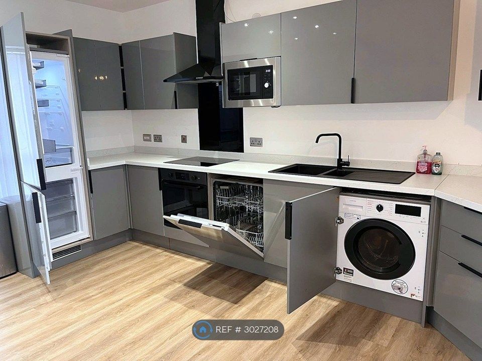 Property photo 3 of 20 Fully Integrated Kitchen With Quartz Worktops