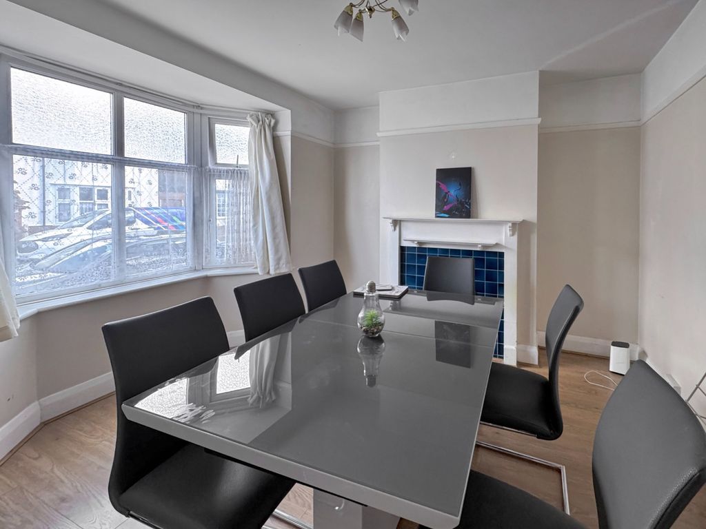 Property photo 3 of 12 4915074