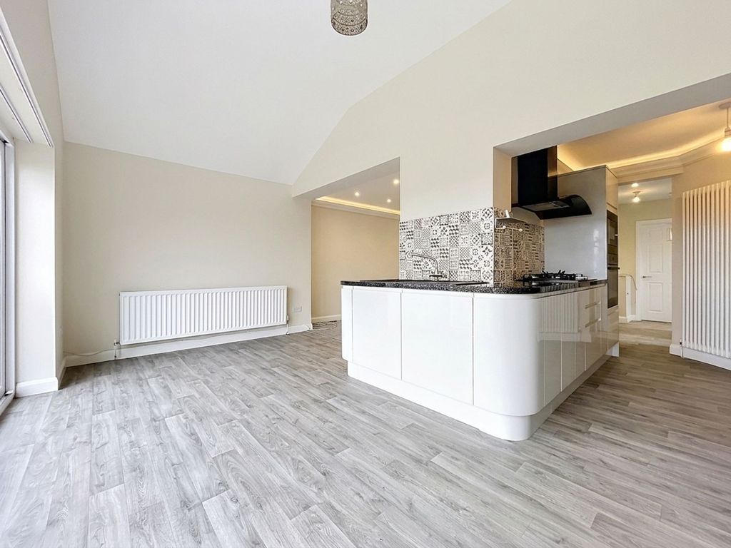 Property photo 3 of 10 Kitchen