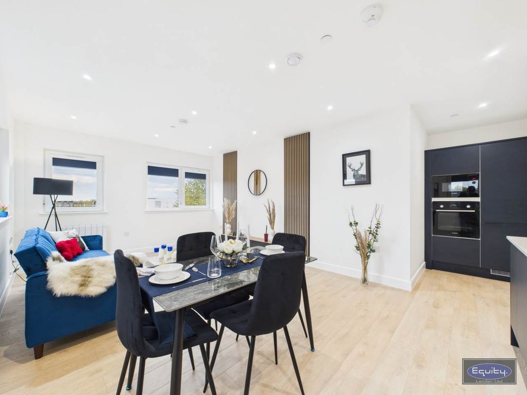 Property photo 3 of 7 Living Room2