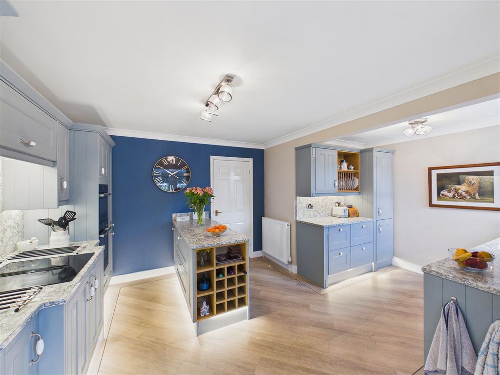 Property photo 3 of 21 Kitchen