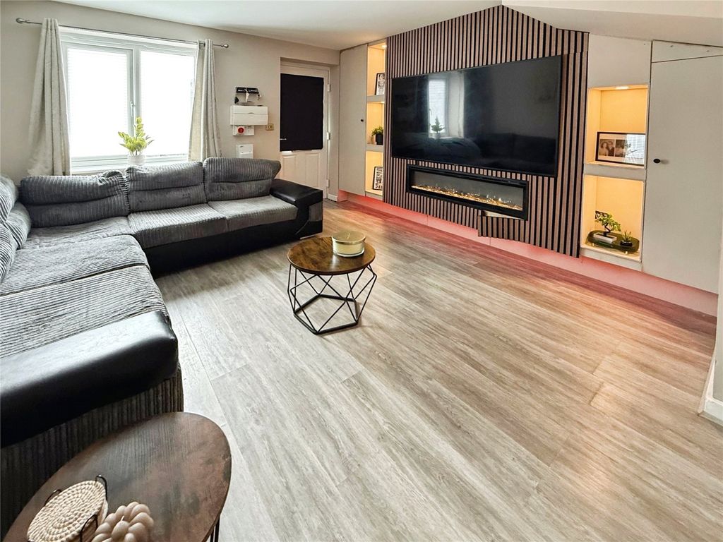 Property photo 2 of 13 Lounge