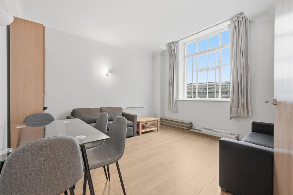 Property photo 3 of 32 Living Room