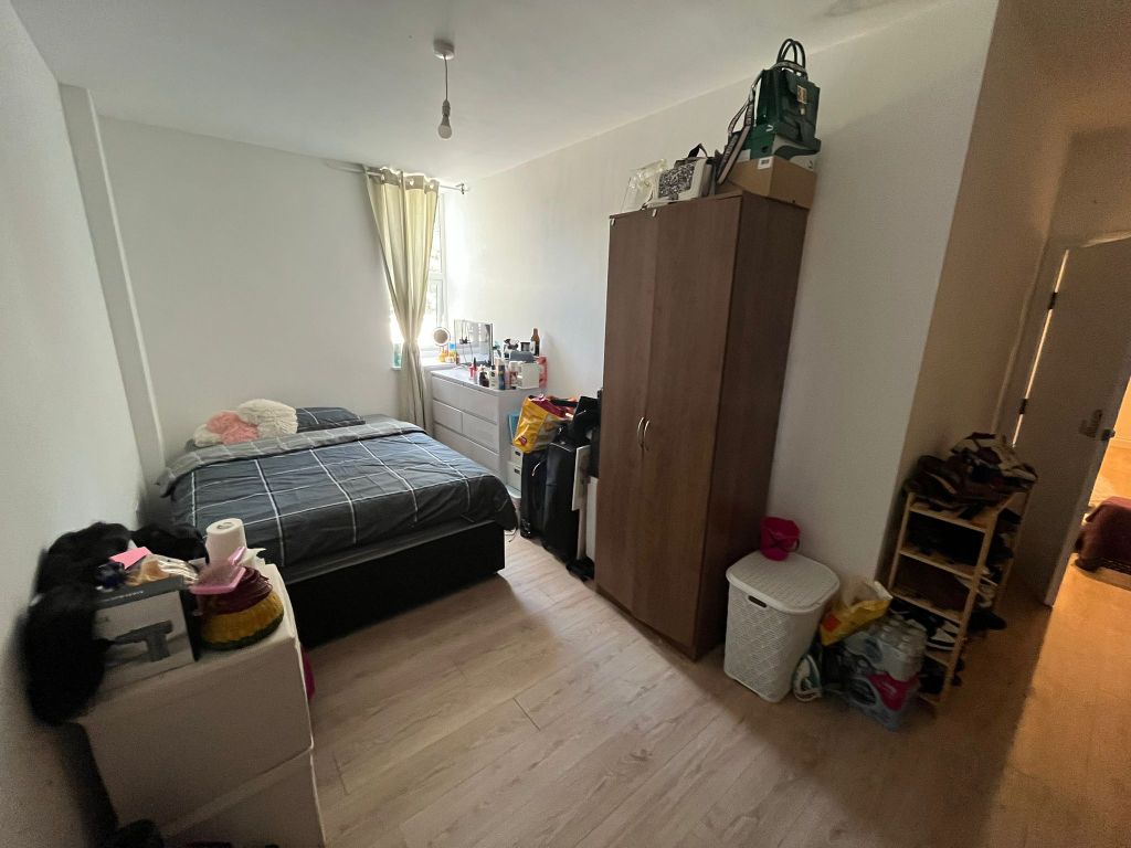 Property photo 2 of 12 Room 2- £700 Available From 01/07/2026