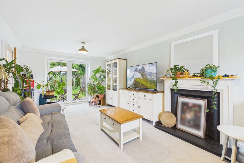 Property photo 3 of 18 28 Beckside - Living Room