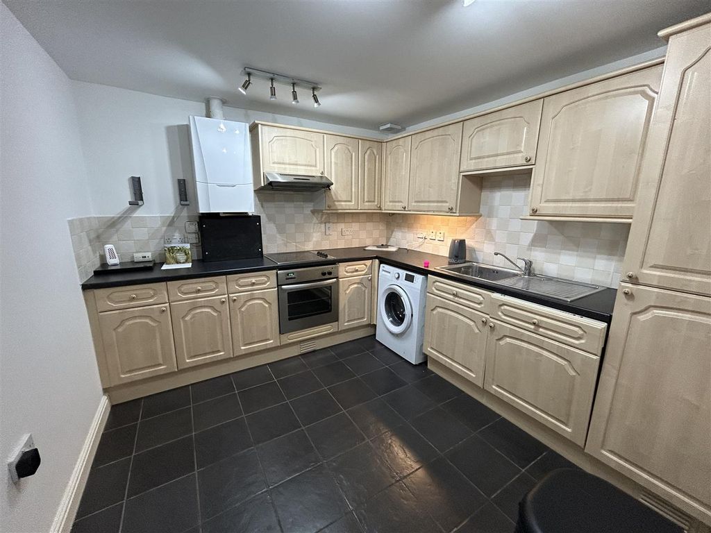 Property photo 3 of 7 Kitchen