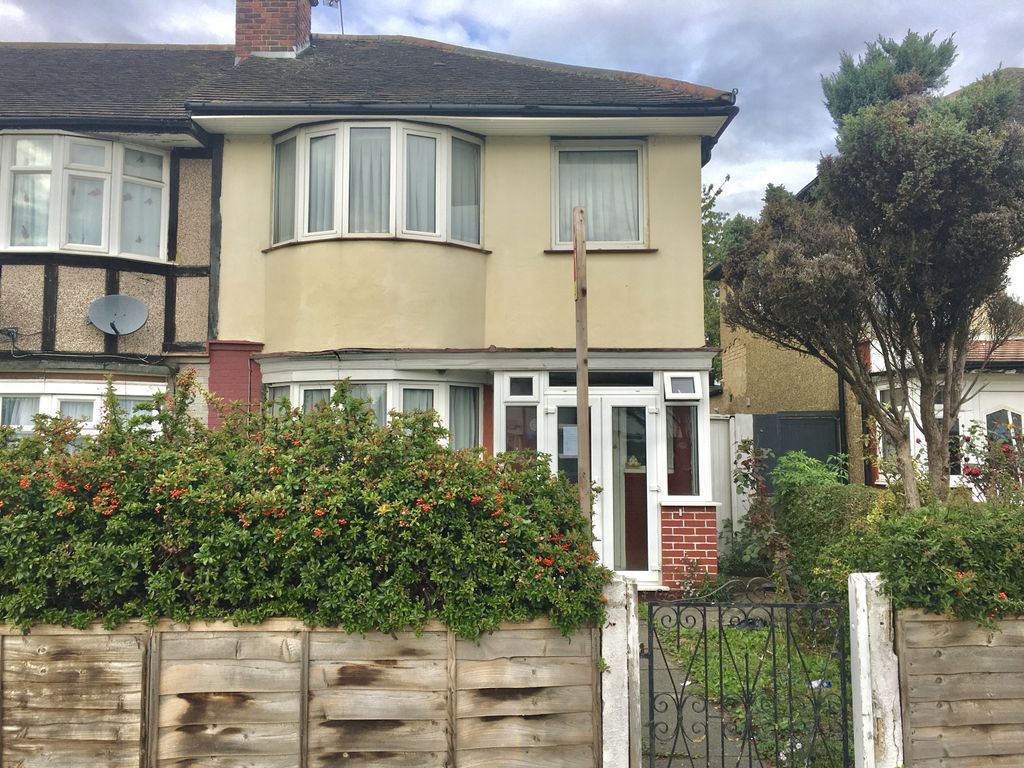 Property photo 1 of 14 Three/Four Bedroom Semi Detached House In South Harrow.