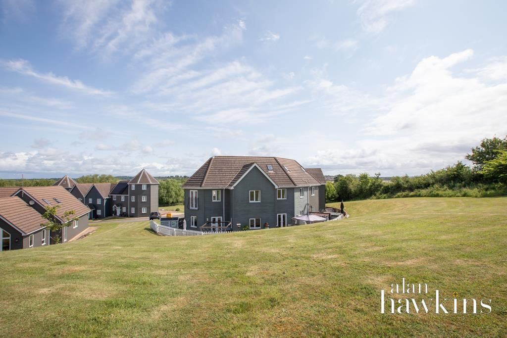 Property photo 2 of 21 Rear Communal Gardens