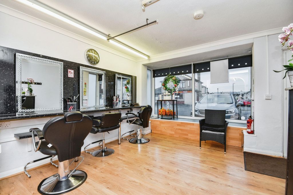 Property photo 2 of 16 Salon