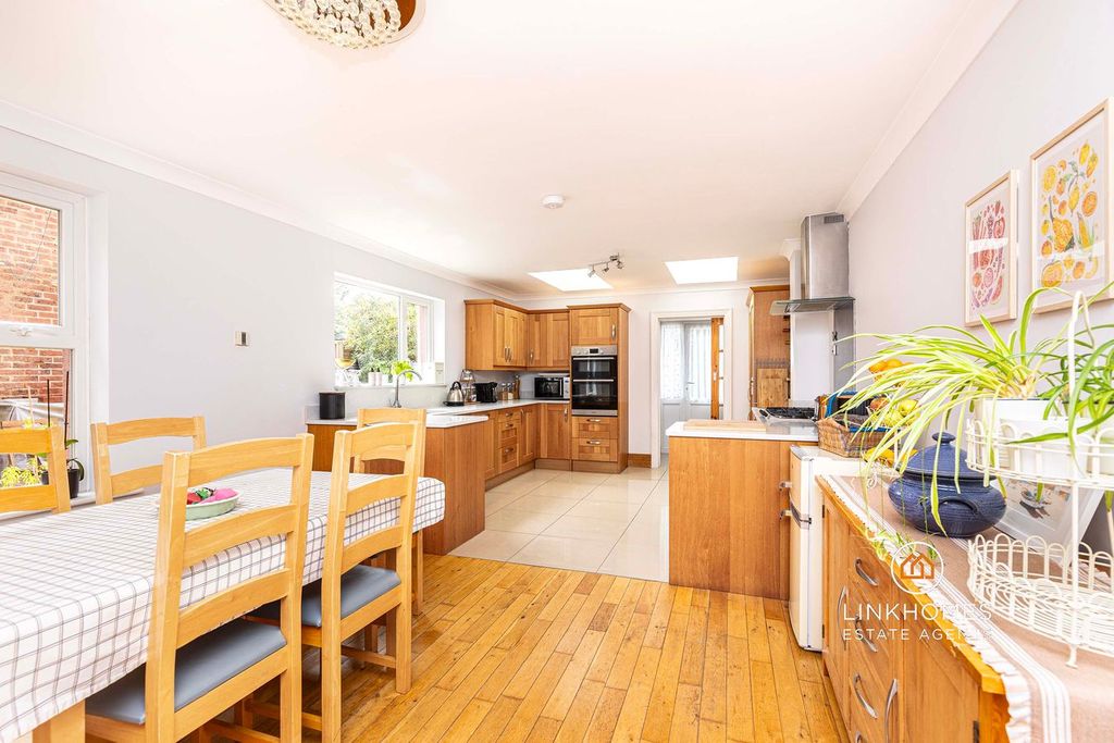 Property photo 2 of 31