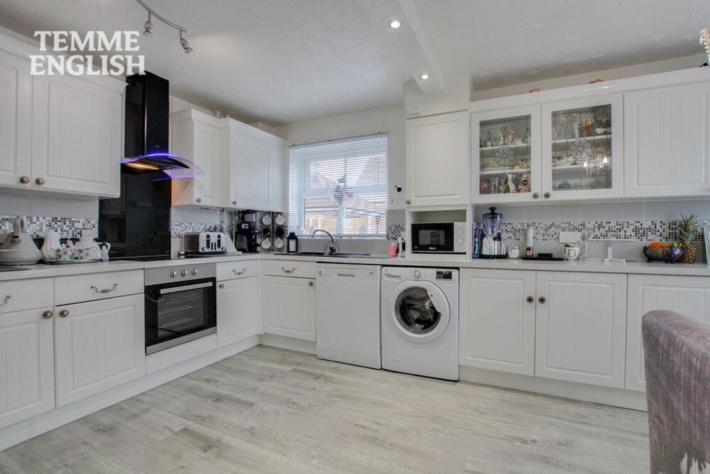 Property photo 2 of 31