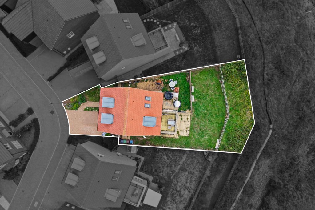Property photo 3 of 28