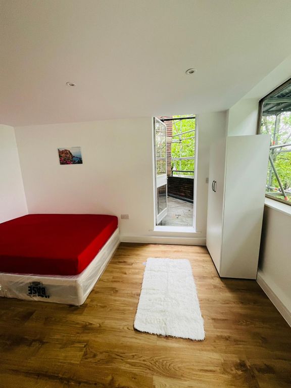 Property photo 3 of 12 Large Double With Balcony Available 2nd October
