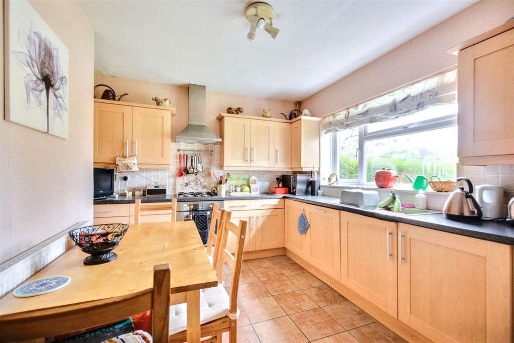 Property photo 3 of 19 Kitchen