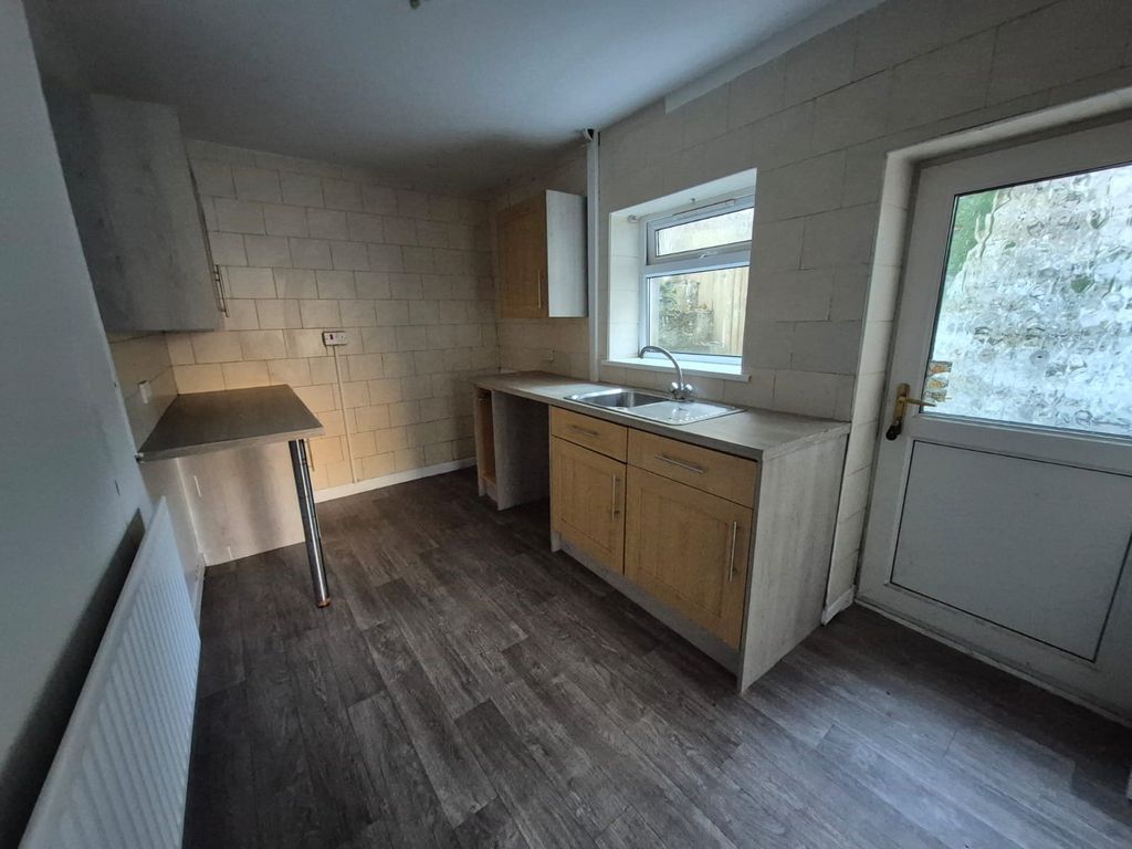 Property photo 3 of 11 Kitchen