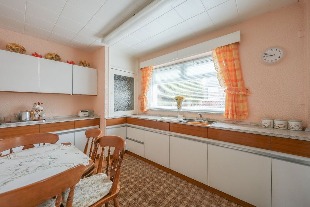 Property photo 3 of 9 Kitchen