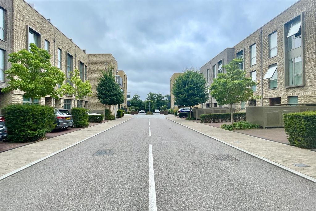 Property photo 2 of 6 Handley Drive - Kidbrooke Village - Property For S