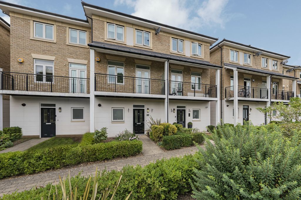 Property photo 1 of 15 A Beautifully Presented Five-Bedroom Family Home With Two Bathrooms, A Delightful Rear Garden, And A First Floor Balcony. Set Within An Exclusive Private Gated Development Just Moments From Osterley Tube Station.