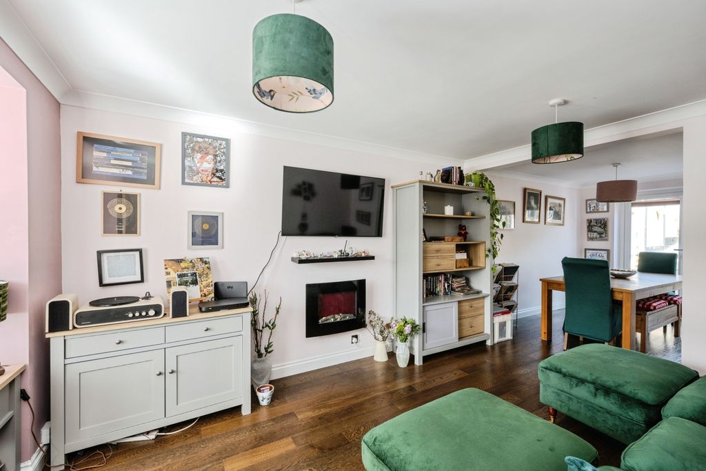 Property photo 2 of 15 Lounge