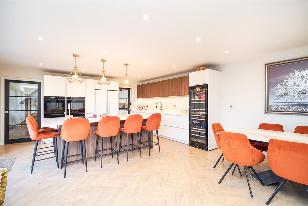 Property photo 3 of 23 Kitchen/Dining Room
