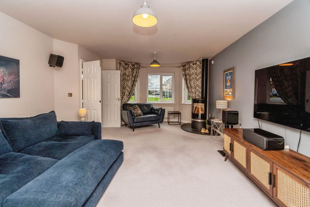 Property photo 2 of 20 2 Living Room