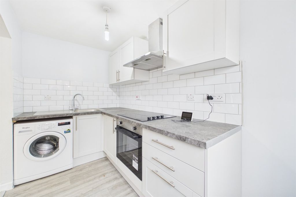 Property photo 2 of 11 Kitchen