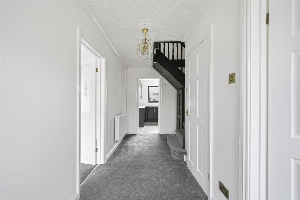 Property photo 2 of 21 Hallway