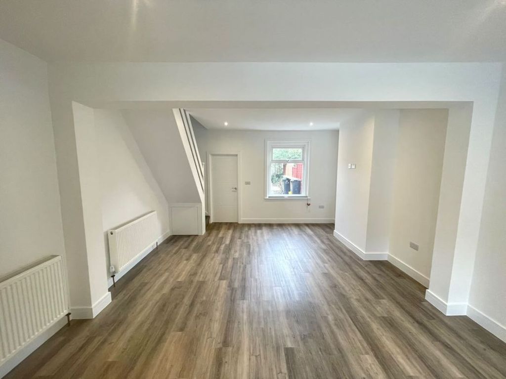 Property photo 3 of 7 Living Space