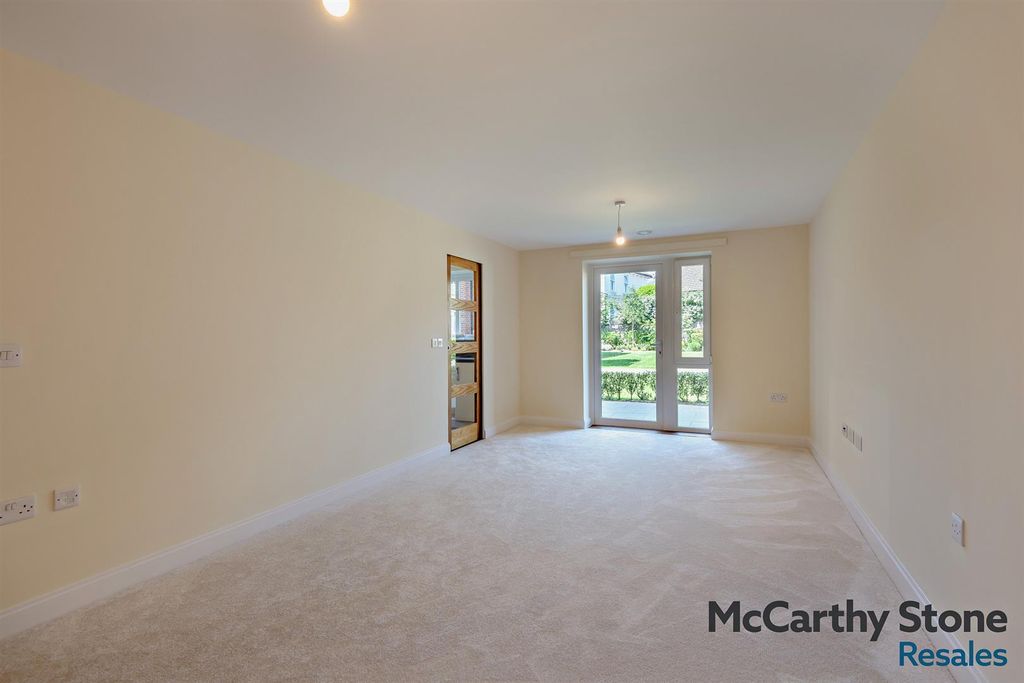 Property photo 2 of 29 8691480-Interior03-800.Jpg