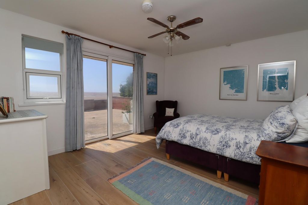 Property photo 3 of 75 Bedroom