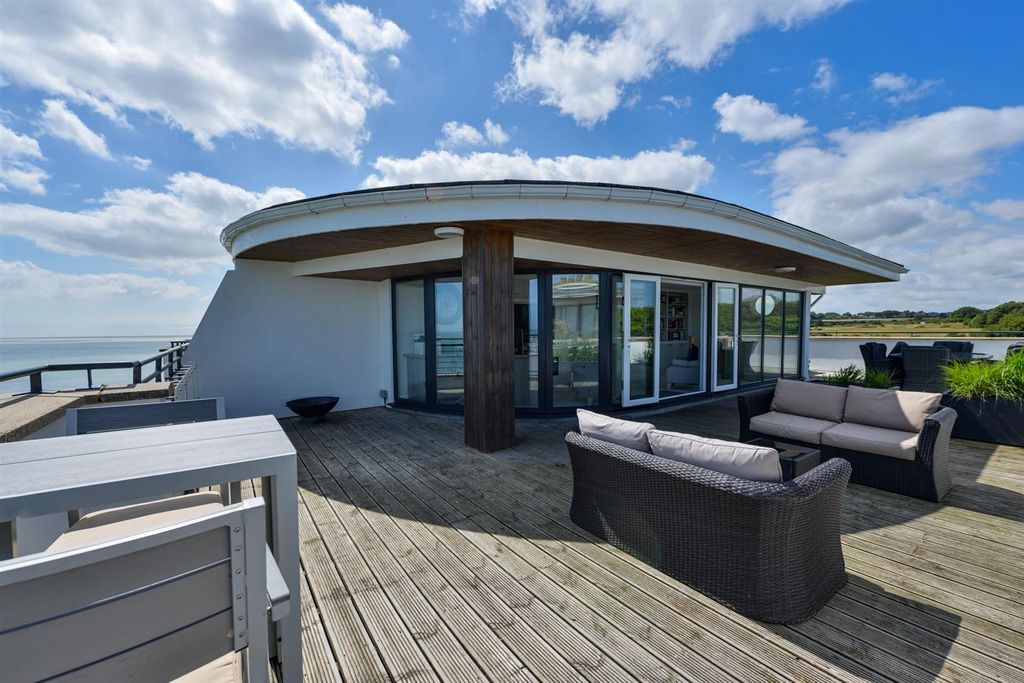 Property photo 2 of 38 Castle View 62.Jpg