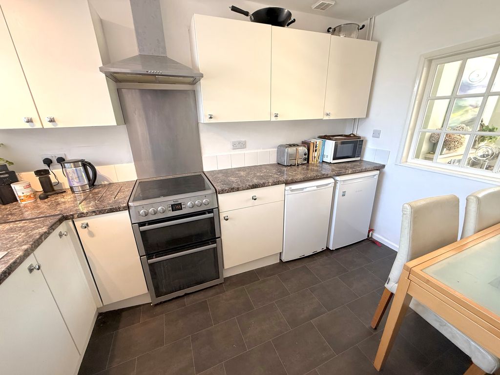 Property photo 3 of 17 19 Cumberland Road Kitchen 1