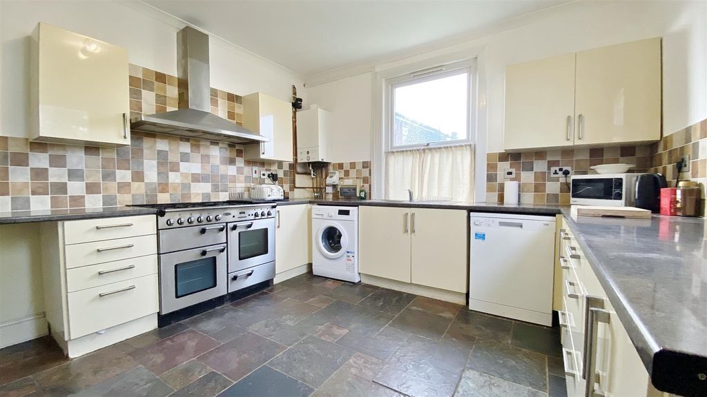 Property photo 3 of 14 Kitchen
