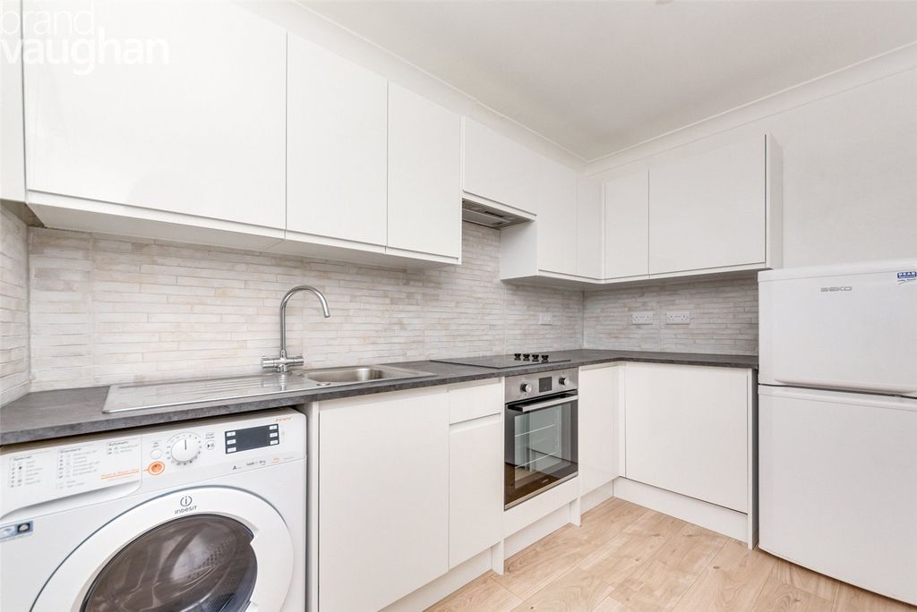 Property photo 3 of 12 Kitchen