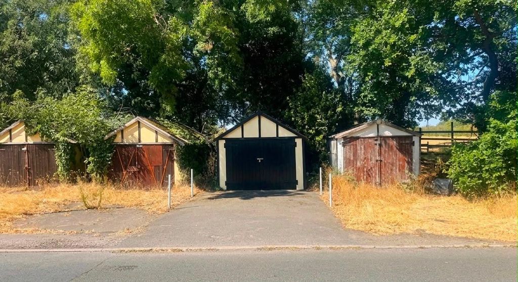 Property photo 2 of 2 Le Garage Longmoor.Png