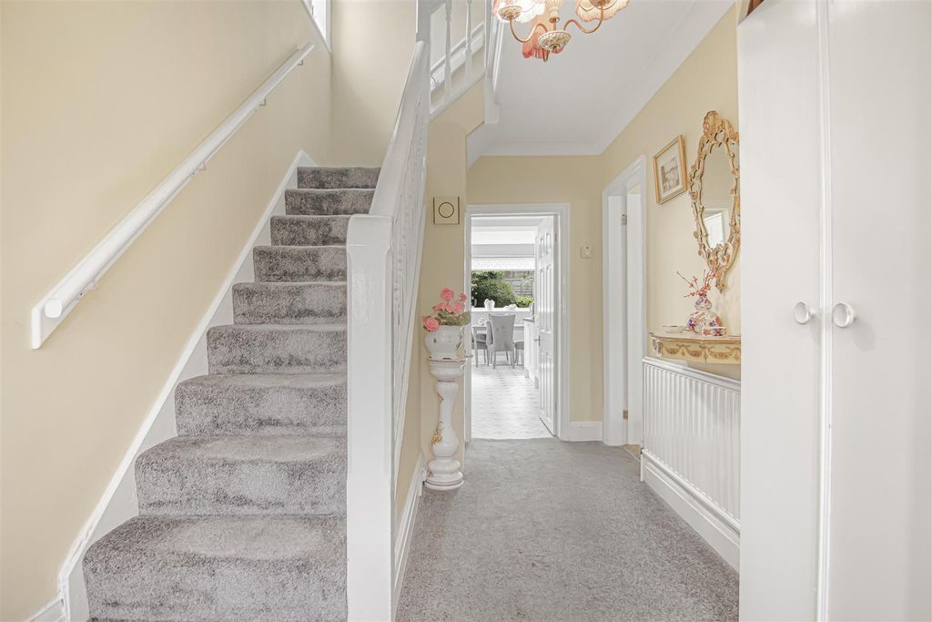 Property photo 2 of 16 Hallway