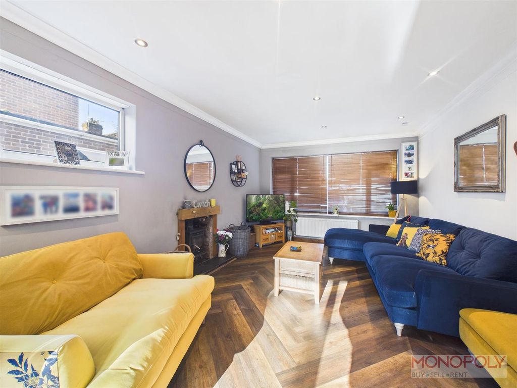 Property photo 2 of 13 Lounge